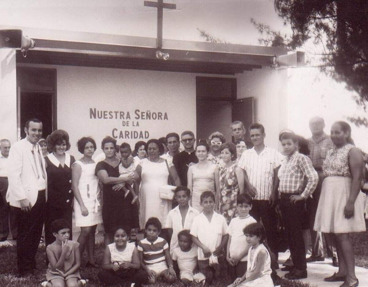 En los albores de la Ermita, los servicios litúrgicos se realizan en una capillita presidida por la imagen de la Virgen de la Caridad acogida en Miami en 1961. Fueron muchos los voluntarios que realizaron con suma humildad, sencillez y pobreza las tareas encomendadas por el entonces Padre Román.