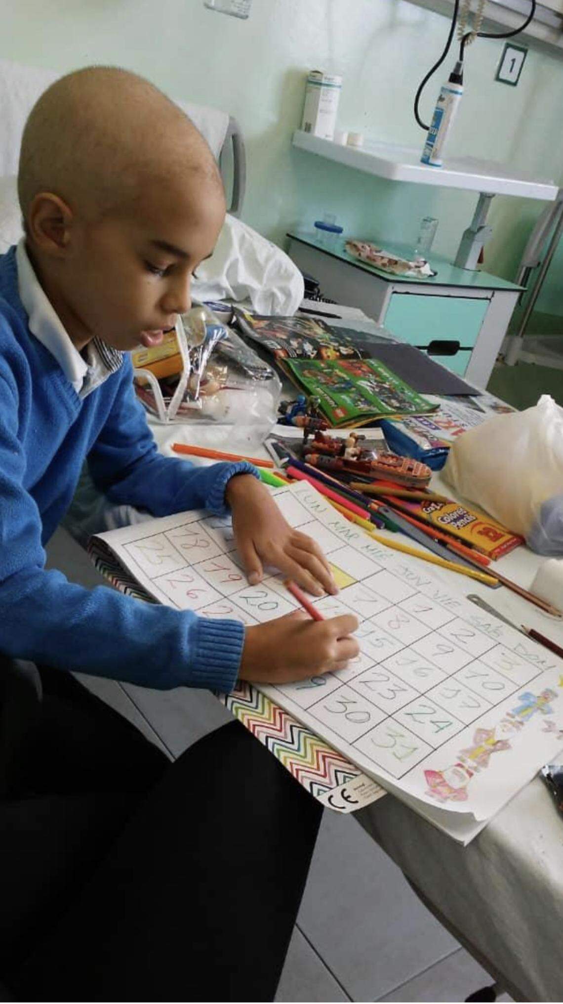 José Camilo es un niño muy creativo y apasionado por el arte. Las paredes de su habitación en el Instituto de Hematología e Inmunología en La Habana, Cuba se asemejaban a un museo porque las paredes estaban llenas de sus creaciones.