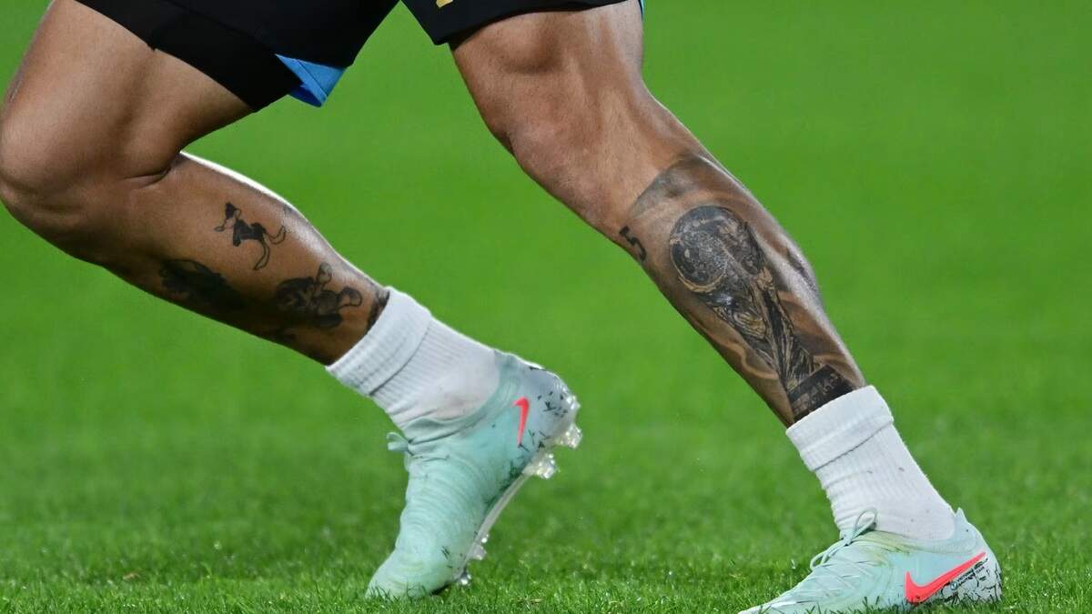 Los tatuajes en las piernas del centrocampista argentino Leandro Paredes.