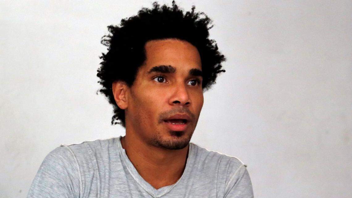 Foto de archivo del artista disidente cubano Luis Manuel Otero Alcántara, durante una entrevista el 31 de mayo de 2021, en La Habana.