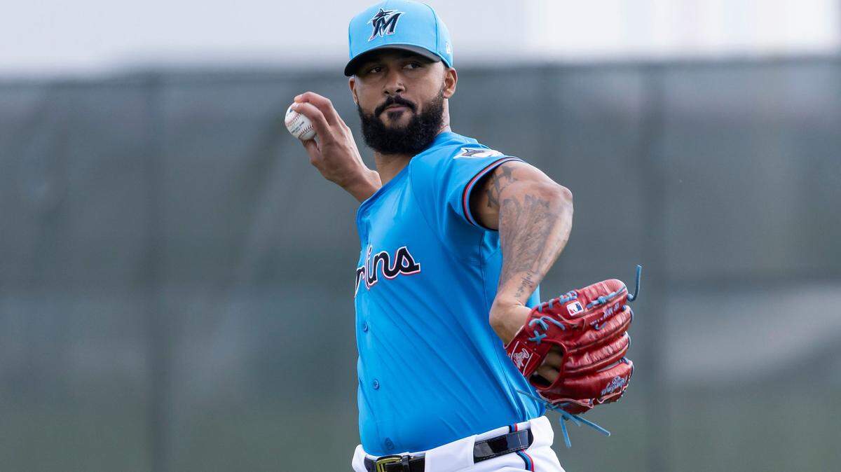 El pitcher de los Marlins de Miami Sandy Alcántara lanza en el primer día del entrenamiento de primavera, el 12 de febrero de 2025 en el Roger Dean Chevrolet Stadium en Jupiter, Florida.