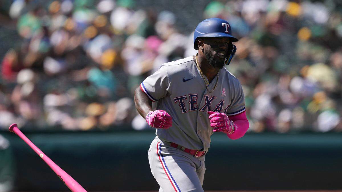 Adolis García conectó un doble para iniciar una octava entrada de ocho carreras coronada por su segundo grand slam de la temporada y los Rangers de Texas derrotaron el domingo 11-3 a Oakland, para arrebatarle tres de cuatro a los Atléticos.