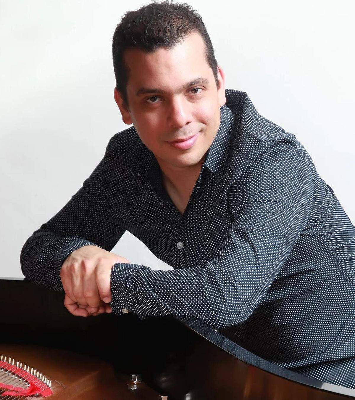 César Orozco, director musical de “América Viva” y compositor de “Tierra Mestiza”, pieza nominada a un Latin Grammy en la categoría de mejor arreglo. 