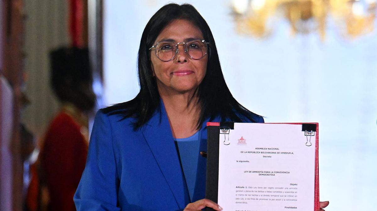 La presidenta interina de Venezuela, Delcy Rodríguez, sostiene la ley de amnistía aprobada por la Asamblea Nacional en el Palacio de Miraflores, en Caracas, el 19 de febrero de 2026.