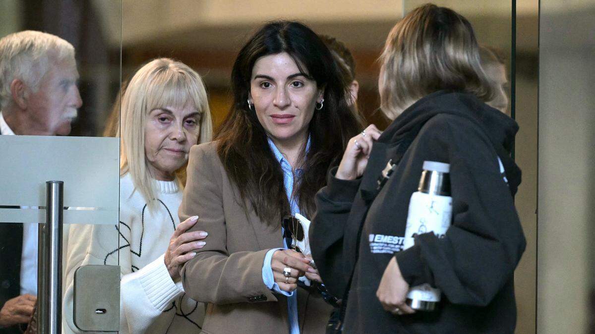 Gianinna Maradona (2.ª der.), hija de la leyenda del fútbol argentino Diego Maradona, y su madre Claudia Villafañe (2.ª izq.) salen de la sala del tribunal tras una audiencia del juicio por la muerte de su padre en San Isidro, provincia de Buenos Aires, Argentina, el 21 de abril de 2026.