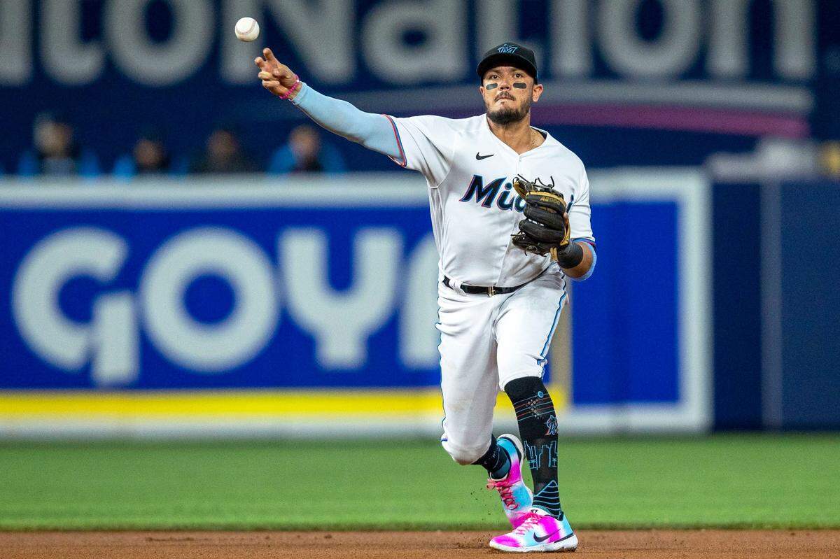 El torpedero de los Marlins Miguel Rojas tira a primera base en el primer inning del partido ante los Rockies de Colorado, celebrado el 21 de junio de 2022 en Miami.