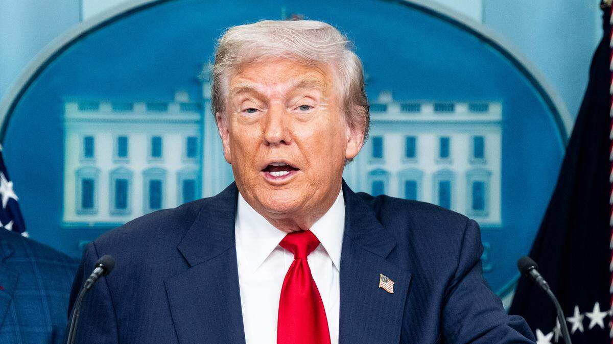 El presidente Donald Trump está considerando atacar a los carteles de las drogas mexicanos, pero la medida ha sido criticada fuertemente por sus exasesores de seguridad nacional. En la foto, Trump ofrece una conferencia de prensa el lunes 11 de agosto de 2025, en la Casa Blanca, Washington D.C.