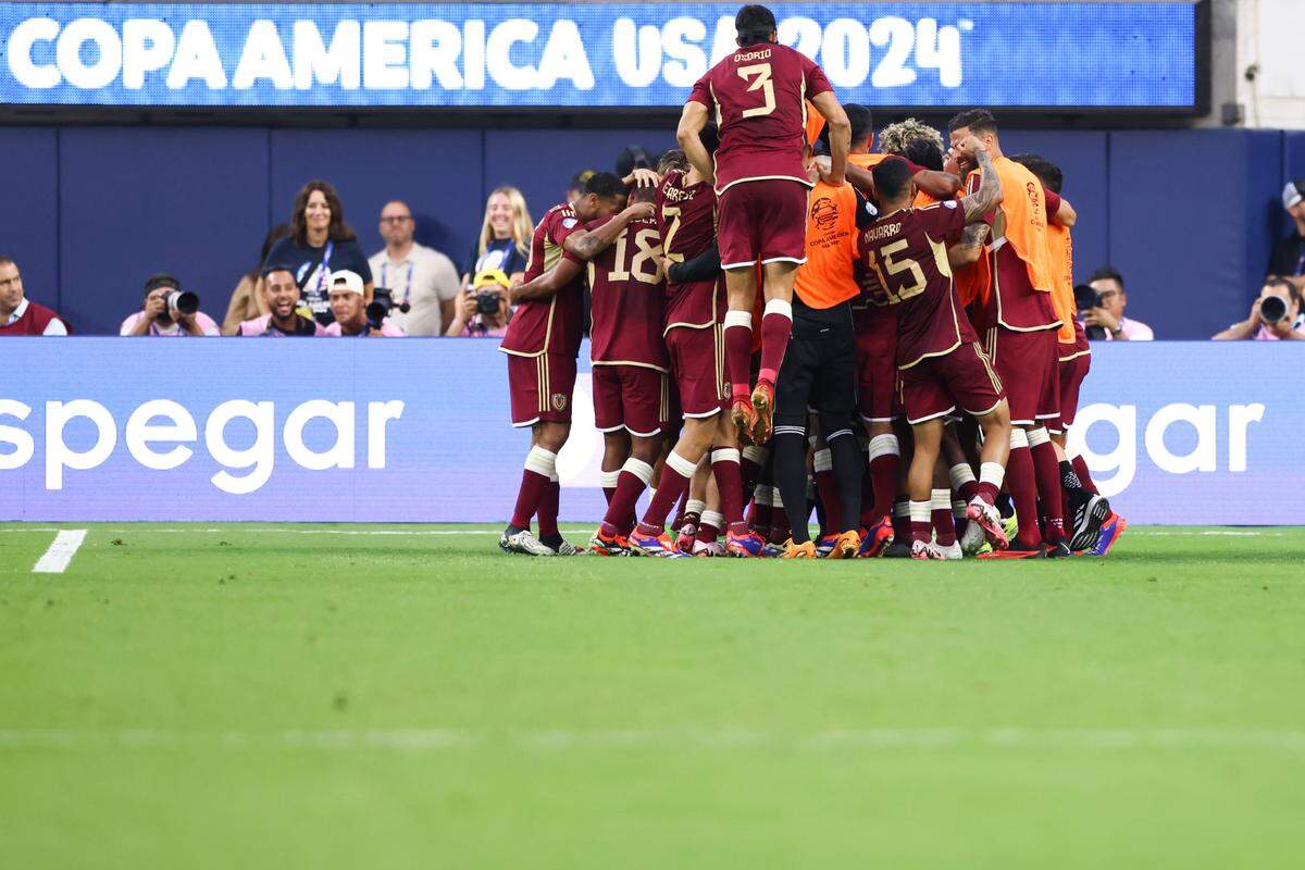 Los jugadores de Venezuela celebran tras el gol de Salomón Rondón ante México, en el partido celebrado el 26 de junio de 2024 en Los Angeles.
