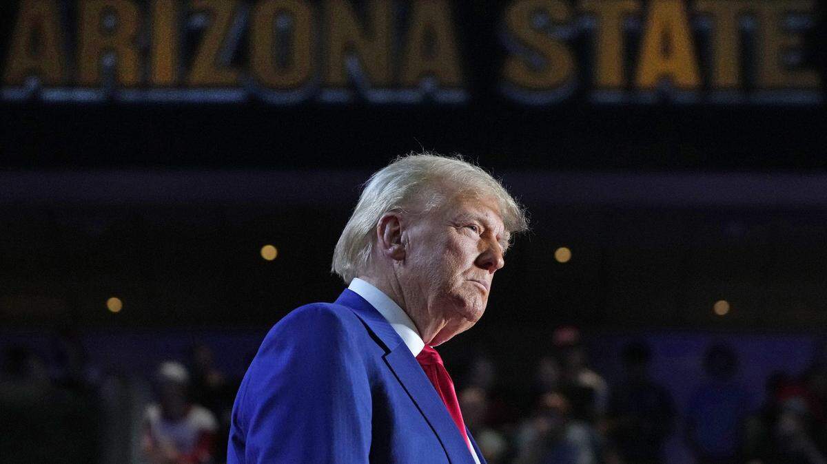 El expresidente Donald Trump lidera un mitin de campaña en el Mullett Arena de la ASU en Tempe el 24 de octubre de 2024.