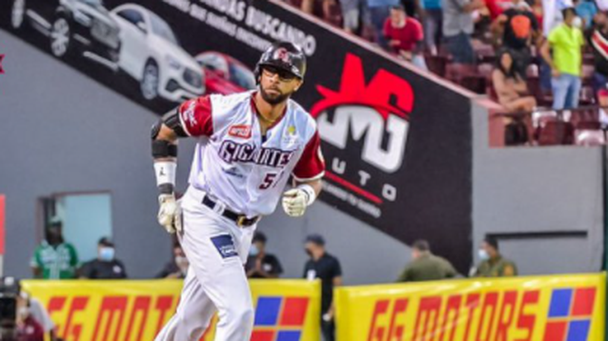  El inicialista cubano Henry Urrutia continúo mostrando su descomunal poder con el bate y este miércoles disparó dos cuadrangulares y remolcó cinco carreras para liderar a los Gigantes del Cibao a una victoria 9-1 sobre las Estrellas Orientales, en la tercera jornada de la semifinal del campeonato de béisbol invernal dominicano.