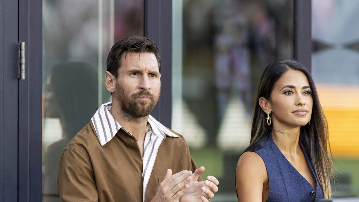 El delantero del Inter Miami CF, Lionel Messi (10), y su esposa, Antonela Roccuzzo, asisten al partido de la primera fase de la Leagues Cup entre su equipo y los Pumas UNAM en el Chase Stadium, el miércoles 6 de agosto de 2025, en Fort Lauderdale, Florida.
