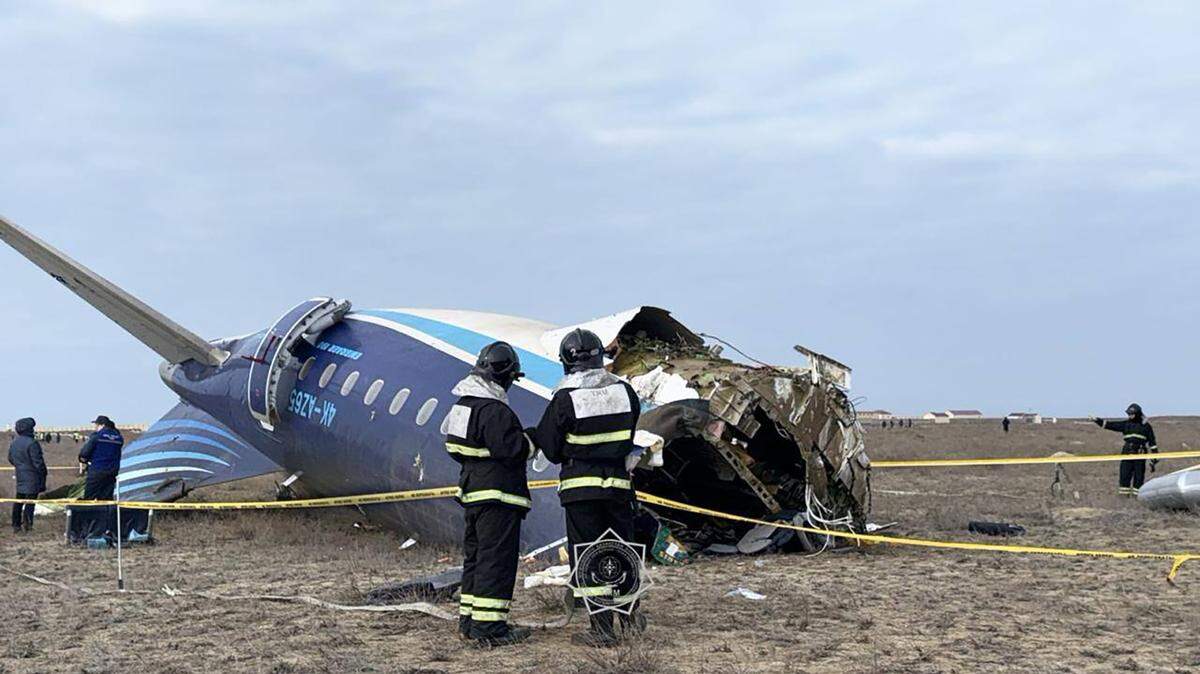 Rescatistas trabajan en el sitio del accidente de un avión Embraer ERJ-190AR de Azerbaijan Airlines cerca de la ciudad de Aktau, en Kazajistán. La aeronave se estrelló el 25 de diciembre de 2024 durante un vuelo de Bakú a Grozni.