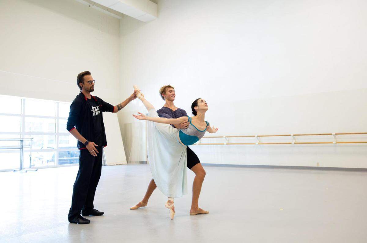 Isadora Valero y Books Landegger en ensayo con Filip Barankiewicz,&nbsp;que ha montado y dirigido ballets de John Cranko en numerosas compañías y se encuentra en Miami como entrenador invitado.&nbsp;