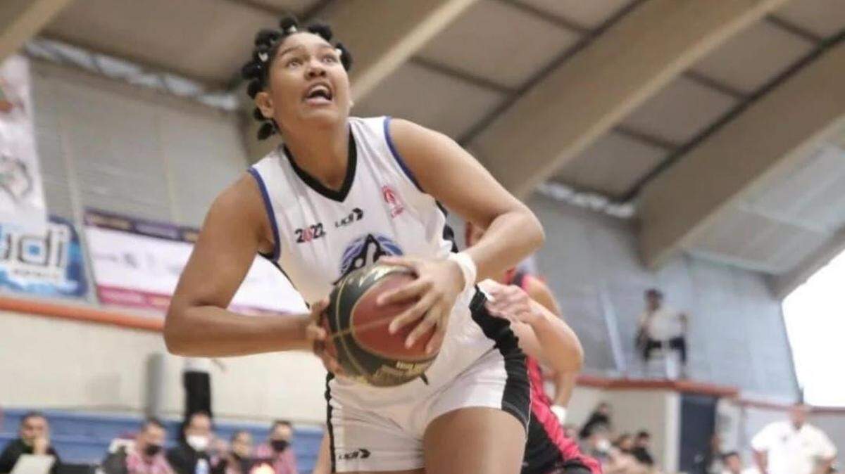 La cubana Lianyi Becquer Leblanch entra al aro en un juego de la liga mexicana con las Lobas de Aguascalientes en 2022. La basquetbolista habanera llegó a Miami recientemente y sueña con jugar en la WNBA.