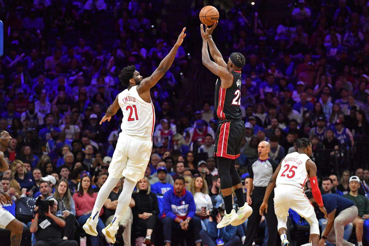 El jugador del Heat Jimmy Butler tira al aro ante la marca de Joel Embiid, de los 76ers, en el partido celebrado el 6 de abril de 2023 en Filadelfia.