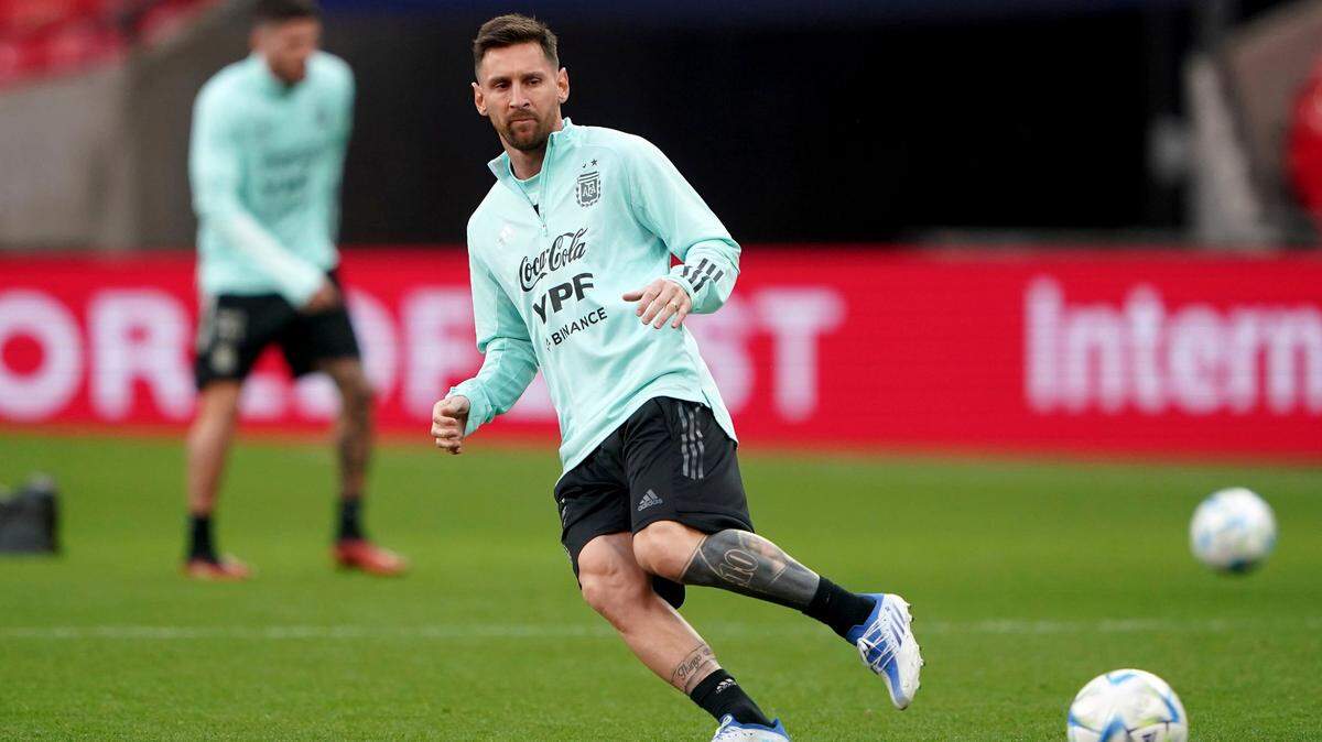 El delantero de Argentina Lionel Messi participa en un entrenamiento previo al partido contra Italia en la “Finalissima”, que se celebrará este miércoles en el Wembley Stadium, en Londres, Inglaterra.