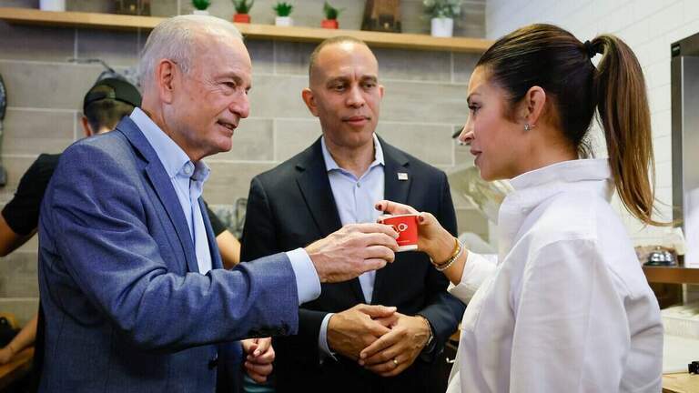 Dos demócratas visitan una panadería cubana y desatan una ola de críticas