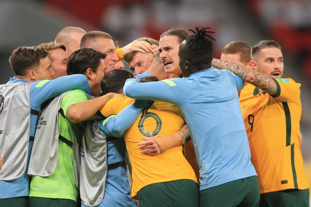 Los jugadores de Australia celebran la victoria 2-1 ante los Emiratos Árabes Unidos en el repechaje de Asia rumbo a la Copa Mundial, el martes 7 de junio de 2022, en Al Rayyan, Qatar.