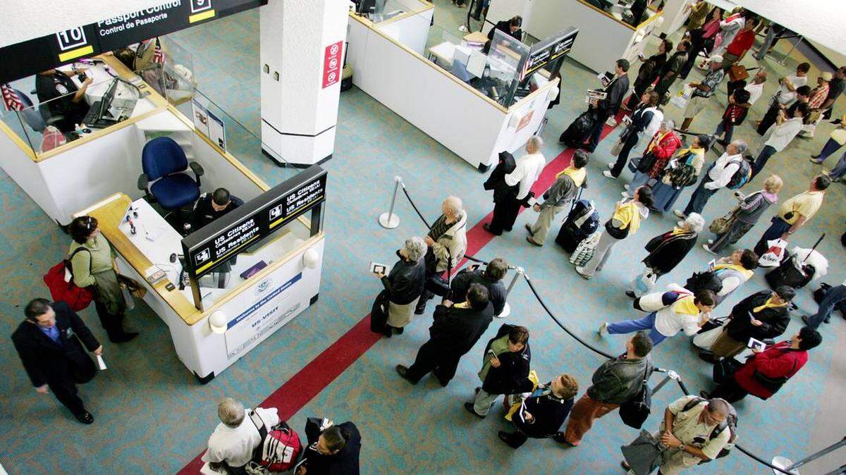El puesto de control de pasaportes del Aeropuerto Internacional de Miami en 2005.