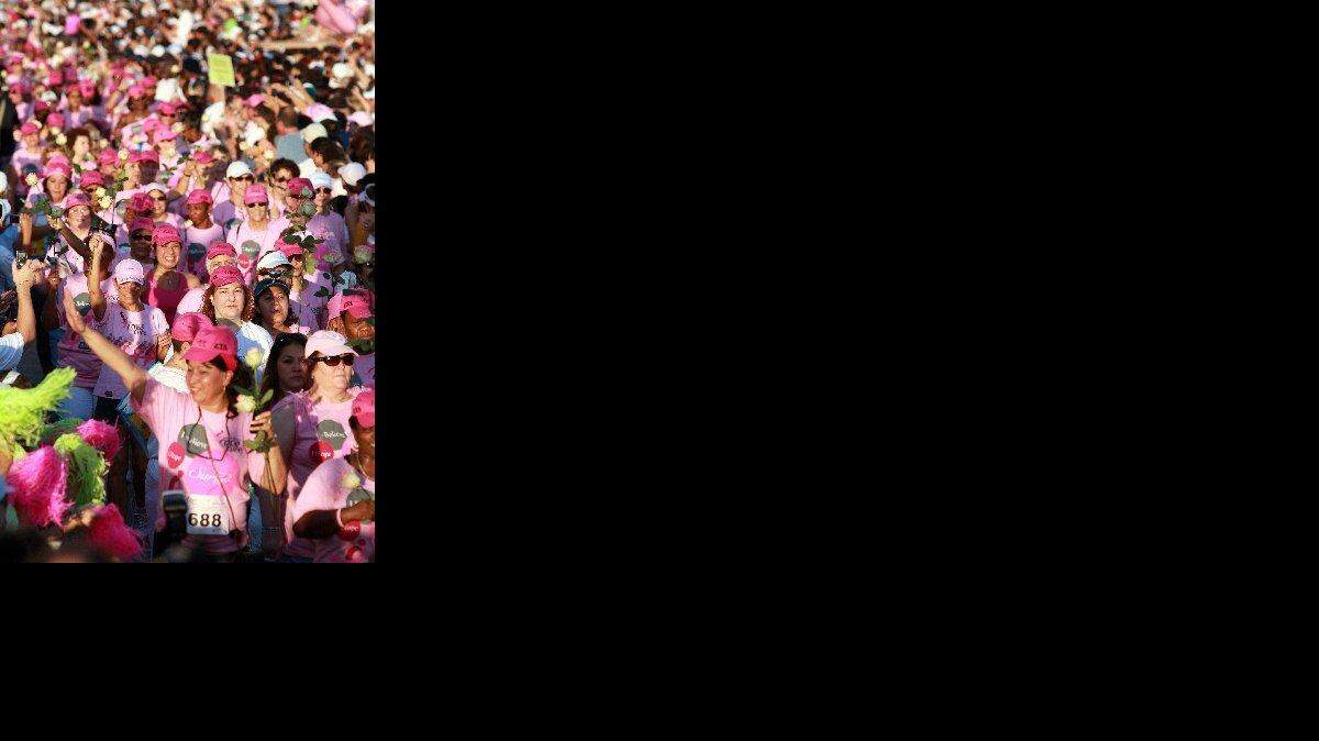Más de 17,000 personas participaron en la manana de hoy en la caminata anual Susan G. Komen . en el Downtown de Miami por la cura del cancer de seno.