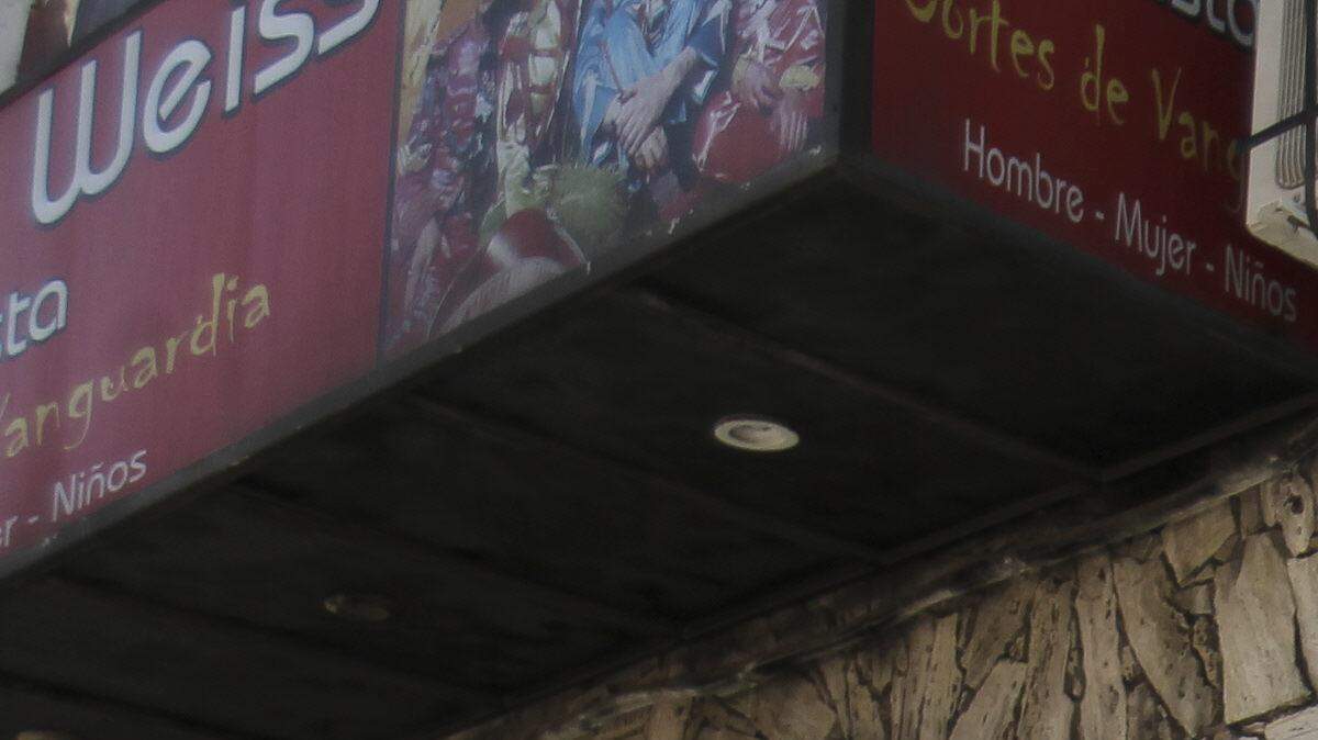 Fotografía del 7 de noviembre de 2014 que muestra a Gerardo Weiss posando a las afueras de su peluquería, en Buenos Aires (Argentina). "Quiero un Lennon del 65", pide un cliente de Weiss mientras entra por la puerta de su peluquería, un local en un barrio humilde de Buenos Aires donde el sonido de las tijeras y los secadores se mezcla con los grandes éxitos de "Los Beatles", la banda que enamoró a su dueño en los 70. La idea de montar una peluquería temática de Los Beatles surgió en 2004 cuando Weiss, que arregla melenas desde hace más de 30 años, soñó que su banda preferida estaba esperándole frente al local para que les cortara el pelo.