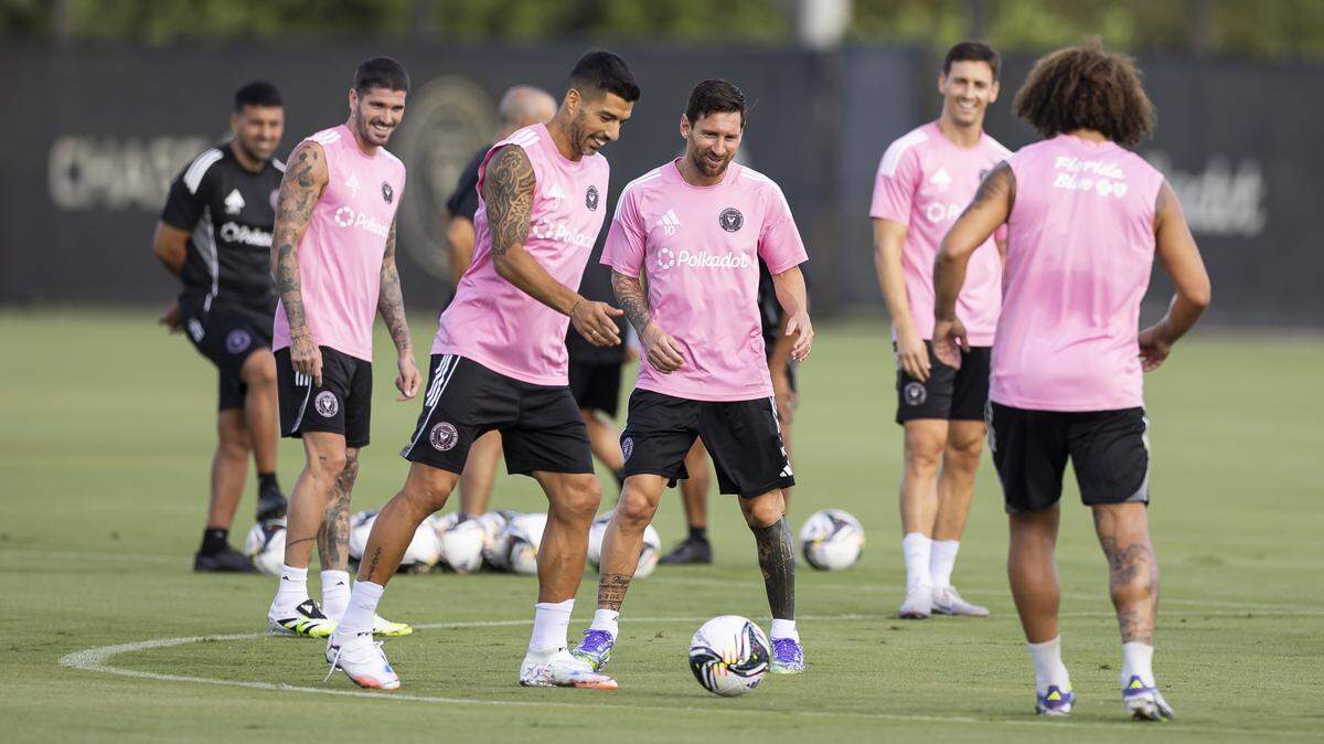 El mediocampista del Inter de Miami Rodrigo De Paul (7), el delantero Lionel Messi (10) y el delantero Luis Suárez (9) realizan ejercicios durante una sesión de práctica del equipo en el Florida Blue Training Center, el 1 de agosto de 2025, en Fort Lauderdale, Florida.