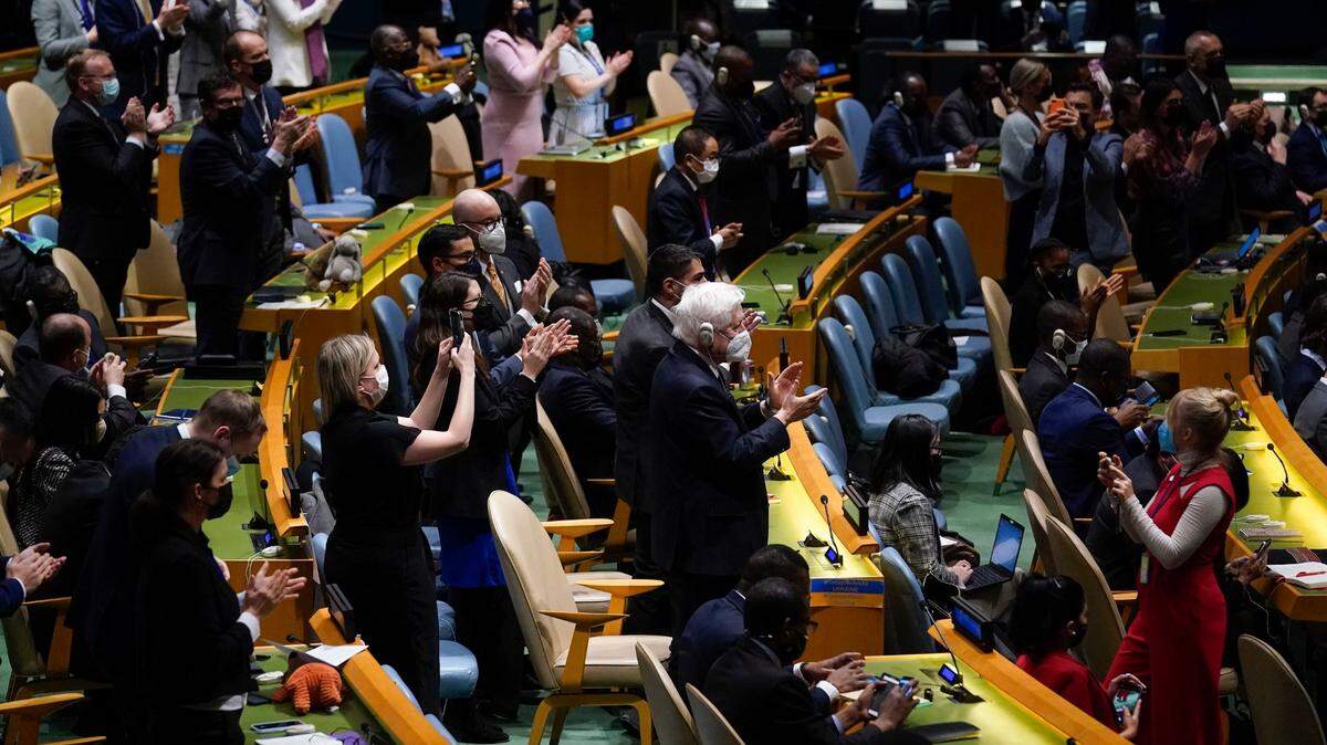 Los miembros de las Naciones Unidas se ponen de pie y aplauden después de la votación de una resolución sobre Ucrania durante una reunión de emergencia de la Asamblea General en la sede de las Naciones Unidas, el miércoles 2 de marzo de 2022. (AP Photo/Seth Wenig)