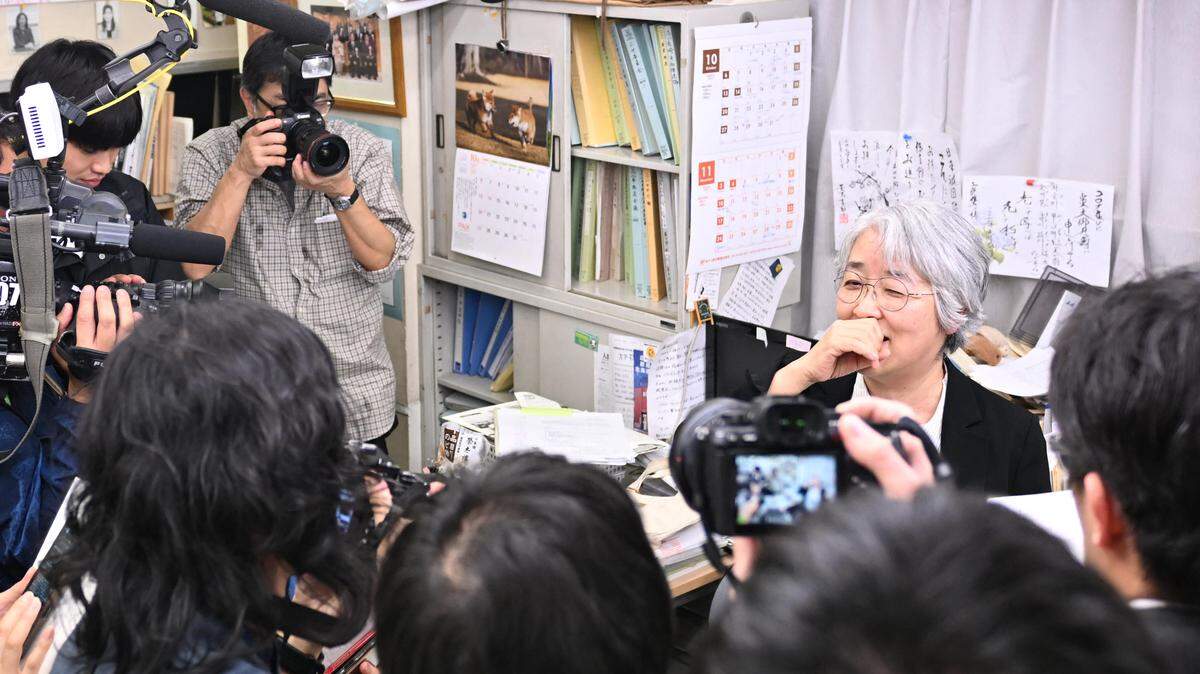 Masako Kudo, secretaria de Nihon Hidankyo, habla con los medios en Tokio el 11 de octubre de 2024. La organización, una organización nacional de supervivientes de la bomba atómica de Hiroshima y Nagasaki (Hibakusha), también conocida como Hibakusha, ganó el Premio Nobel de la Paz el mismo día.