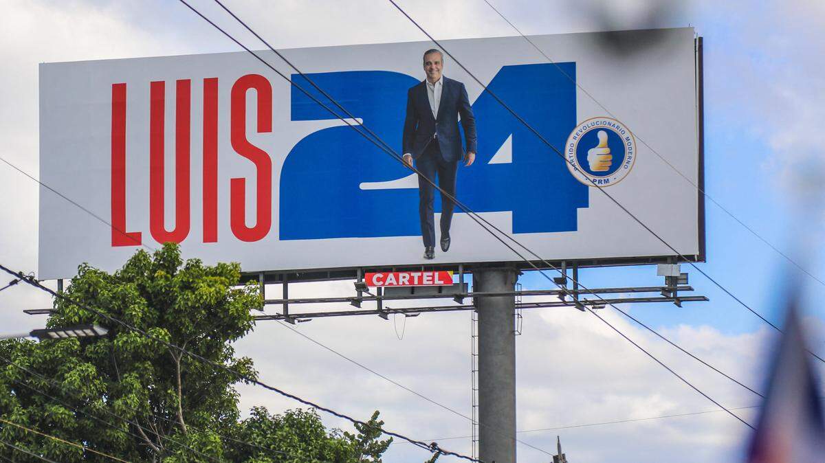 Vista del cartel de campaña de Luis Abinader, miembro del Partido Revolucionario Moderno, Presidente de la República Dominicana desde el 16 de agosto de 2020, candidato en las elecciones presidenciales de 2024 para un segundo mandato.