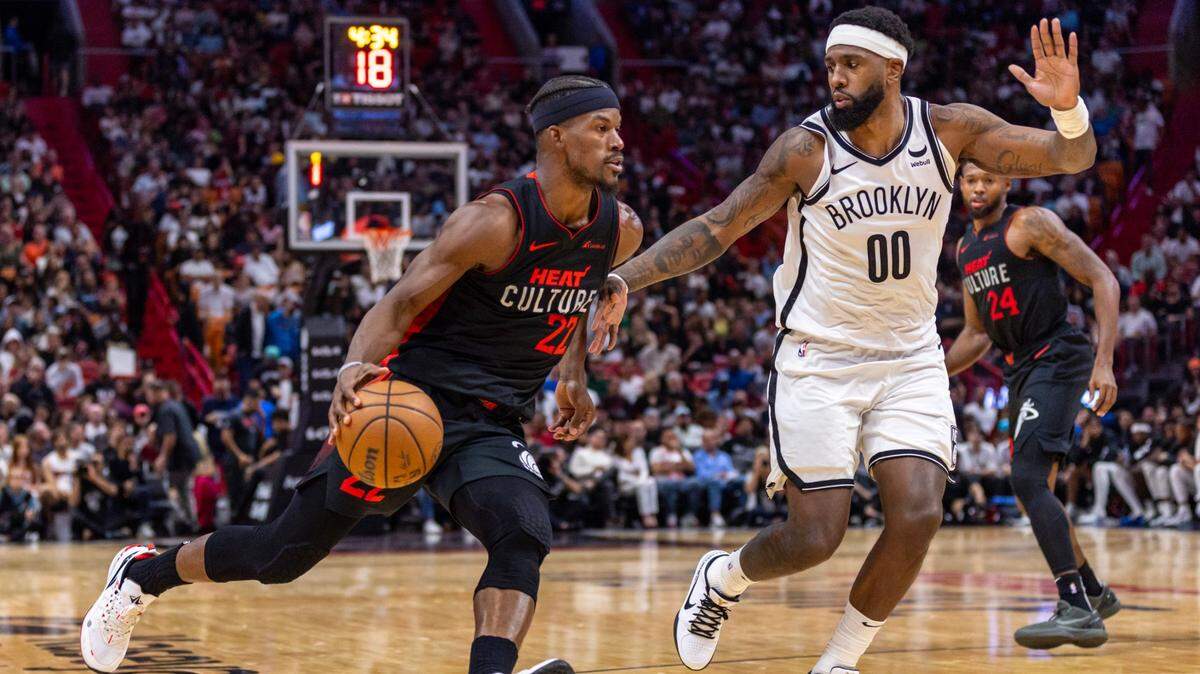 El jugador del Heat Jimmy Butler entra al aro ante la marca de Dariq Whitehead, de los Nets de Brooklyn, en el partido celebrado el 16 de noviembre de 2023 en Miami.
