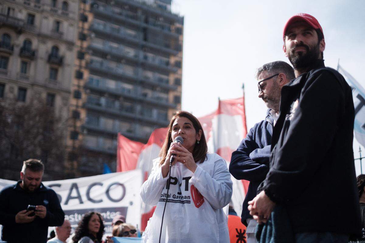 Jubilados, personas con discapacidades y trabajadores de varios sectores protestan contra el veto del presidente Javier Milei a una nueva ley de jubilación y otros beneficios, el miércoles 6 de agosto de 2025, en Buenos Aires, Argentina.