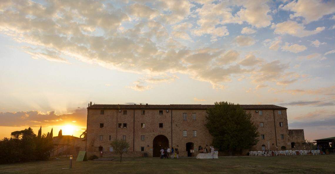 En la Fortezza di Poggio Imperiale de Poggibonsi y en las plazas del pueblo, el británico Antony Gormley ha instalado sus figuras de hierro a escala real que se funden con el paisaje urbano.