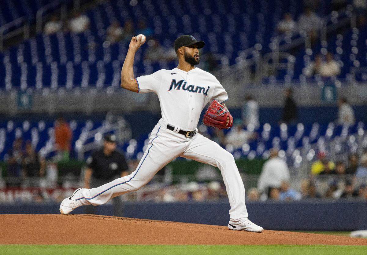 El pitcher dominicano Sandy Alcántara fue colocado en la lista de lesionados por una distensión en el flexor del antebrazo derecho.