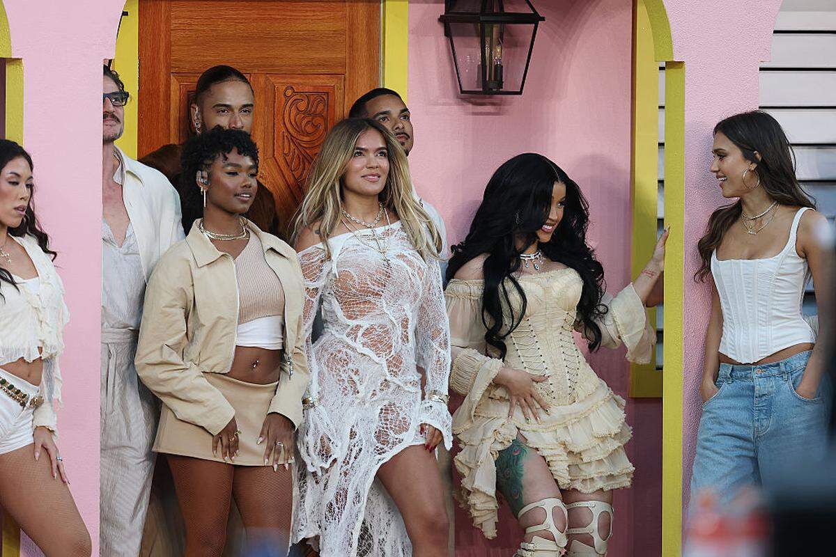 Pedro Pascal, Karol G, Cardi B y Jessica Alba (izq. a der.) hicieron una aparición sorpresa durante el espectáculo del medio tiempo del Super Bowl protagonizado por Bad Bunny, el domingo en Santa Clara, California. 