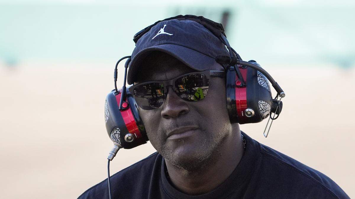 El exjugador de baloncesto Michael Jordan, una de las leyendas vivas del deporte en Estados Unidos, negó haber pedido el voto para el candidato Donald Trump, y ser el autor de una publicación que falsamente se le atribuyó en este sentido.