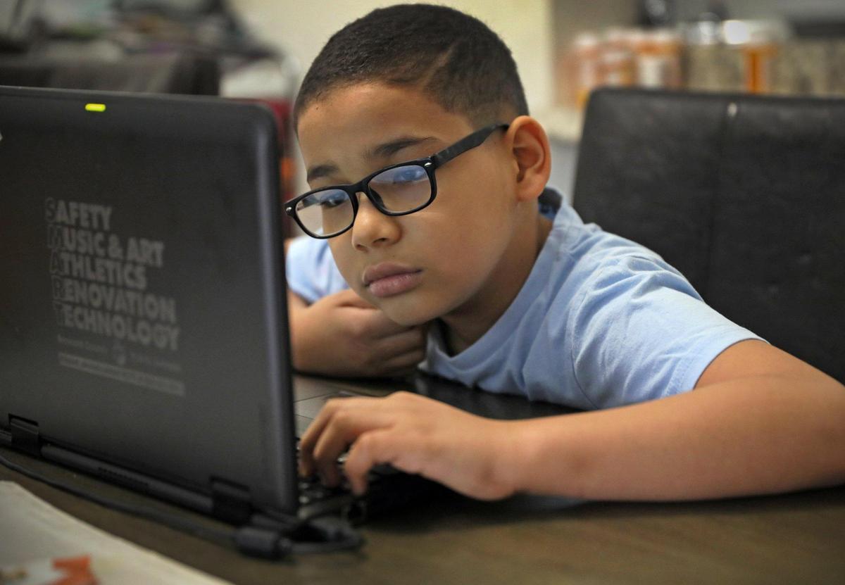 Francisco José Lara Ponte, 8 years old, receives virtual classes at the family home in Tamarac.