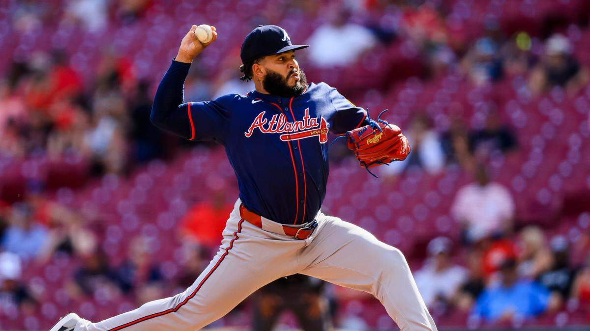 El relevista de los Bravos Daysbel Hernández lanza en el noveno inning en el partido contra los Rojos de Cincinnati, celebrado el 19 de septiembre de 2024 en Atlanta.