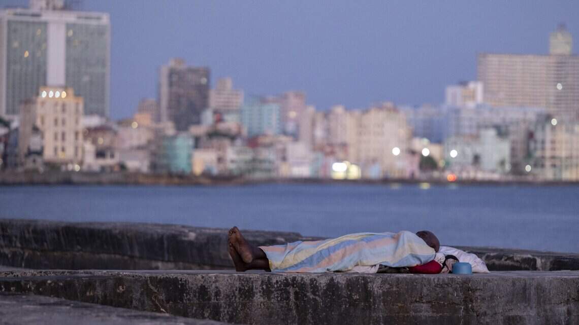 Cubanos duermen en azoteas y espacios públicos ante el calor y los apagones