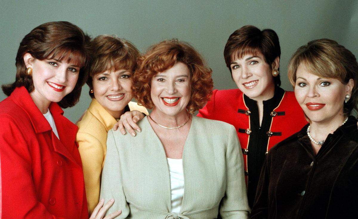 En esta foto de archivo de 1997, de izq. a der. Alina Mayo Azze , Maria Montoya, Leticia Callava, Denis Oller y María Elena Salinas.
