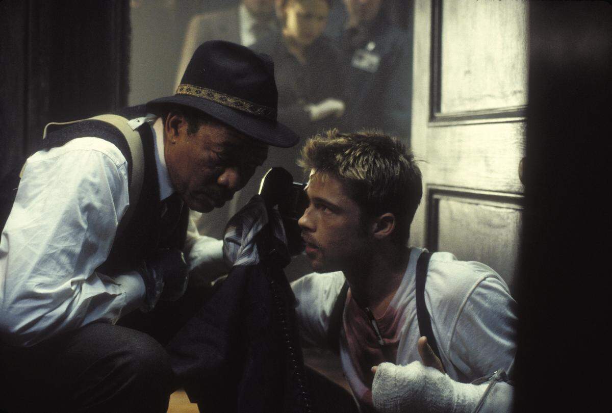 ‘Seven’ (1995)con la participación de Morgan Freeman, Brad Pitt, Gwyneth Paltrow y Kevin Spacey, ‘thriller’ sigue las investigaciones de los detectives William Somerset y David Mills en una ciudad violenta.