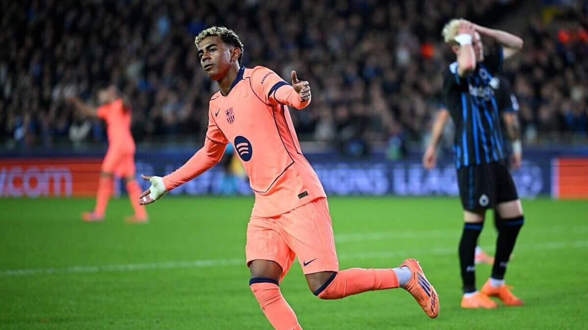 El delantero del Barcelona Lamine Yamal celebra tras anotar ante el Brujas, en el partido de la Liga de Campeones efectuado el 5 de noviembre de 2025 en Brujas en Bélgica. 