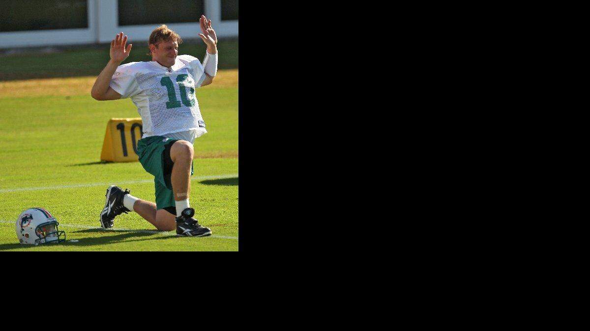 CHAD PENNINGTON hace ejercicios de estiramiento en agosto pasado. El QB reaparecerá el domingo con los Dolphins.