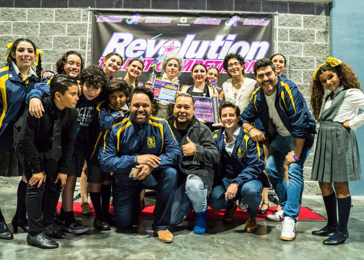 El equipo SAH triunfador en la más reciente edición de Revolution Talent Competition. 