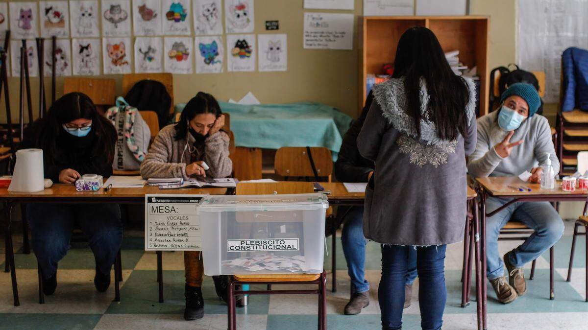 Foto de archivo de una mujer votando en el plebiscito constitucional de Chile, el 4 de septiembre de 2022, en Valparaíso, Chile.