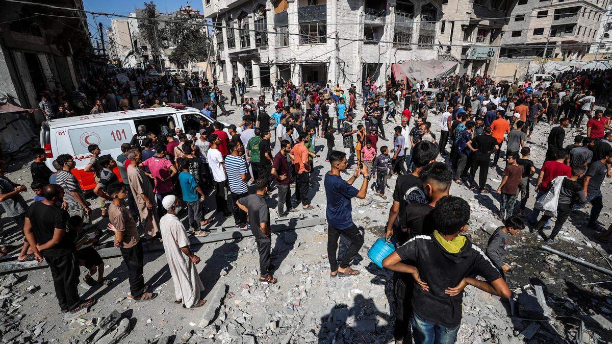 Una ambulancia se acerca a un sector bombardeado por las fuerzas israelíes en la Ciudad de Gaza, el viernes 27 de junio de 2025. 