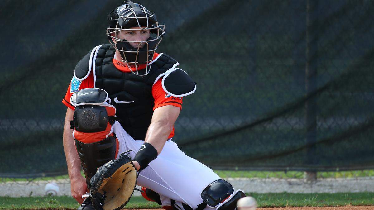 El receptor de los Marlins J.T. Realmuto recibe pelotas en el primer día del entrenamiento de primavera del equipo, el 14 de febrero de 2018 en Jupiter, Florida.