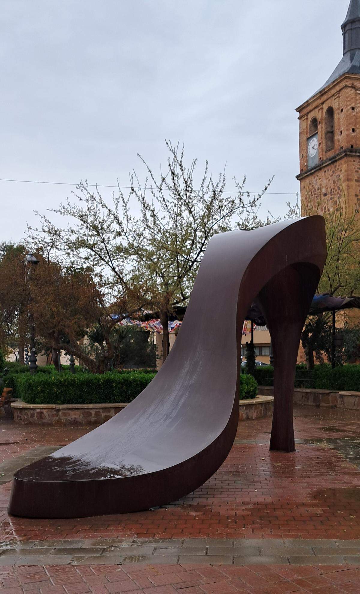 El icónico tacon de la película de Almodóvar “Tacones Lejanos” en Calzada de Calatrava, como parte de la Ruta almodovariana.