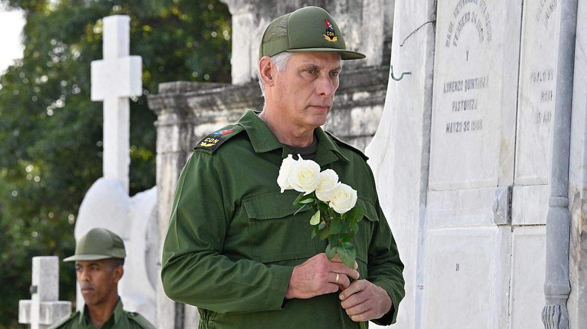 El gobernante cubano Miguel Díaz-Canel deposita flores en las tumbas de algunos de los 32 soldados cubanos muertos durante la incursión estadounidense en Venezuela, durante su funeral en el cementerio de Colón en La Habana el 16 de enero de 2026.
