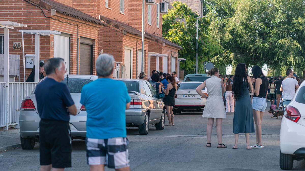 Varios vecinos en el lugar dónde han detenido al presunto asesino, a 19 de agosto de 2024, en Mocejón, Toledo, Castilla-La Mancha (España). Un hombre de 20 años ha sido detenido este lunes, 19 de agosto, por un presunto delito de homicidio tras acabar con la vida de un niño de 11 años en la localidad toledana de Mocejón este domingo, 18 de agosto.
Juan Moreno / Europa Press
19/8/2024