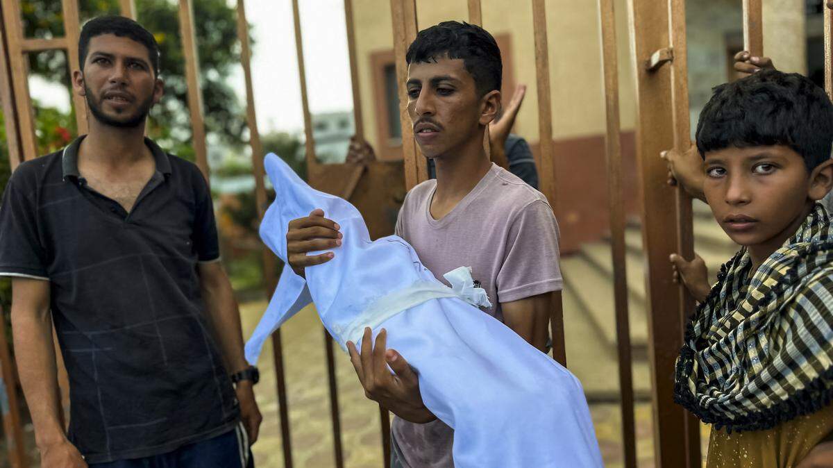Palestinos lloran a las víctimas de ataques aéreos en un funeral en Rafah, sur de Gaza, el 31 de julio de 2025.